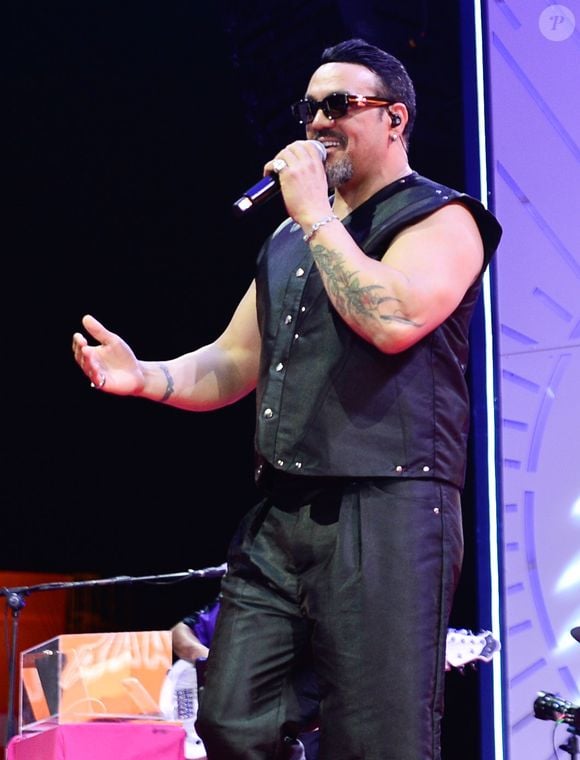 Belo teria sugerido que a namorada fizesse aulas de samba antes de participar dos ensaios para evitar críticas. Uma das assessoras concordou com o cantor