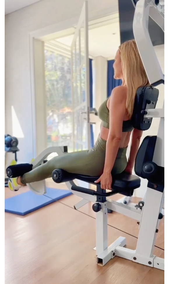 Exercícios de Eliana incluem vários grupos musculares, especialmente as pernas