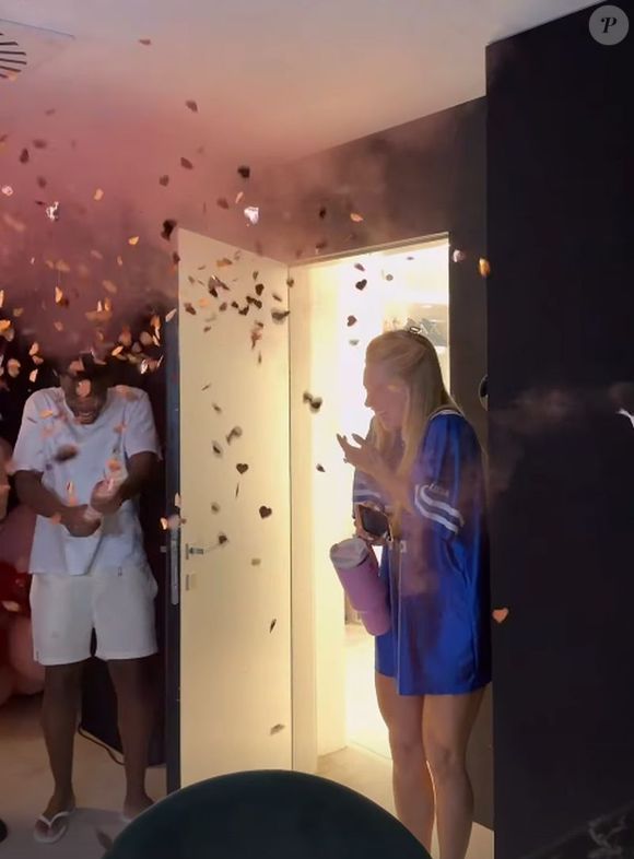 Virgínia foi recebida com chuva de papel e uma mesa com bolo e doces