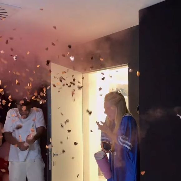 Virgínia foi recebida com chuva de papel e uma mesa com bolo e doces