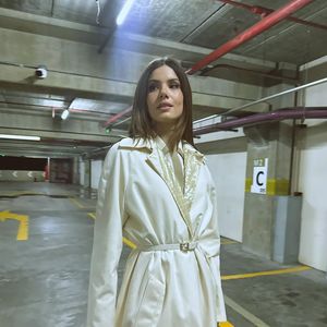 Camila Queiroz, mesmo famosa como atriz, nunca deixou apagar a chama da carreira de modelo