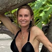 Aos 59 anos, Paula Burlamaqui, atriz de 'Avenida Brasil', causa com declaração polêmica: 'Eu acho que o envelhecimento é o castigo do ser humano, não vejo nada de bom'