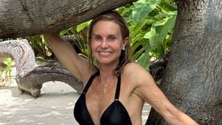 Aos 59 anos, Paula Burlamaqui, atriz de 'Avenida Brasil', causa com declaração polêmica: 'Eu acho que o envelhecimento é o castigo do ser humano, não vejo nada de bom'