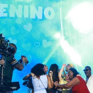 Familiares de Léo Santana e Lore Improta estavam no palco e abraçaram muito os artistas