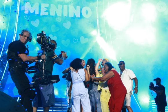 Familiares de Léo Santana e Lore Improta estavam no palco e abraçaram muito os artistas