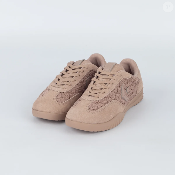 O novo Converse Run Star Trainer Ox Floral Crochet Dried Earth une camurça, lona e renda em um modelo que promete rejuvenescer o visual com delicadeza