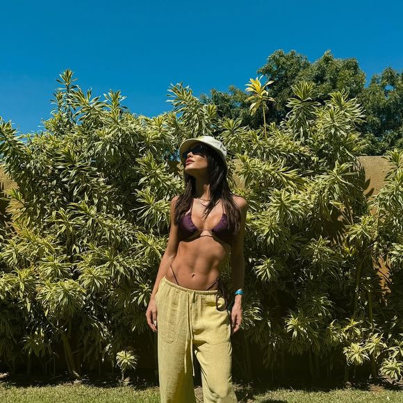 Vitória Strada também usa biquínis como looks despojados, como esta combinação com calça