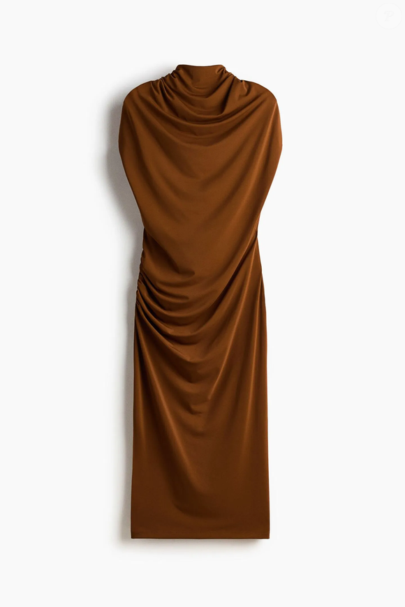 O vestido midi drapeado da H&M chama atenção pelas ombreiras estruturadas, efeito franzido e modelagem que valoriza a silhueta de maneira sofisticada e moderna