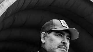 ‘Maradona morreu assim': promotor choca ao exibir imagem de jogador morto em julgamento contra médicos