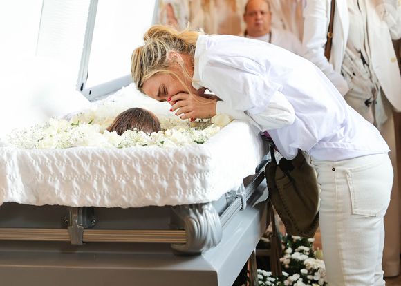 Com corpo de Preta Gil no caixão, Carolina Dieckmmann se despediu da amiga em 25 de julho de 2025