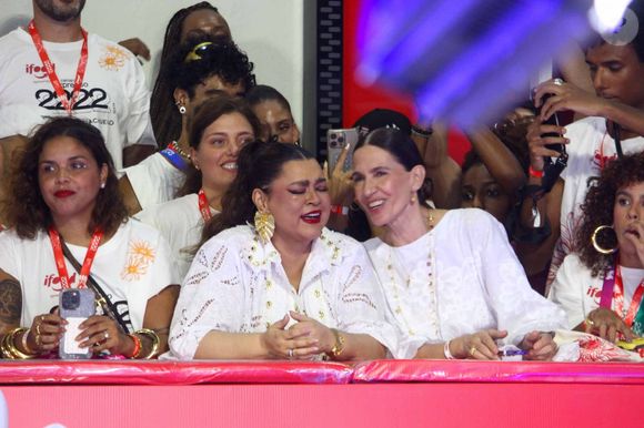 Preta Gil cai no choro no Carnaval de Salvador