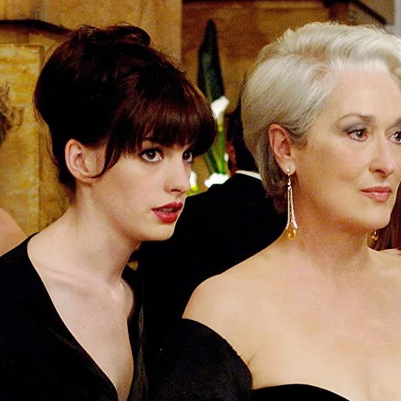 Vinte anos após o primeiro filme, as atrizes Anne Hathaway e Meryl Streep estão de volta na sequência de 'O Diabo Veste Prada 2', que estreia nesta quarta-feira (30)