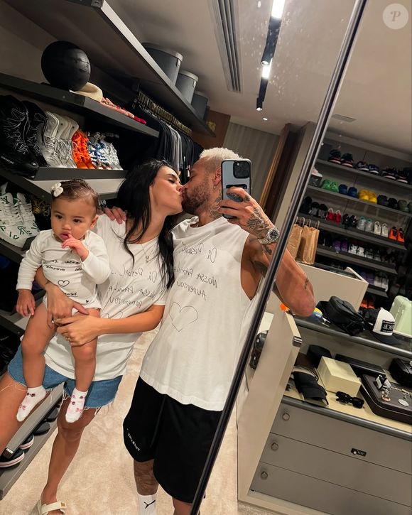 Neste sábado (12), Neymar e Bruna Biancardi organizaram uma festa de Páscoa na nova mansão do jogador em Santos, em São Paulo, especialmente para a filha do casal, Mavie.