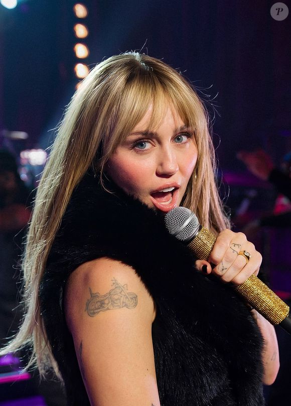Em 2026, Miley Cyrus voltou a 'vestir a peruca' (o cabelo é real!) para o especial de 20 anos da série, cantando os maiores hits da personagem e emocionando fãs ao redor do mundo