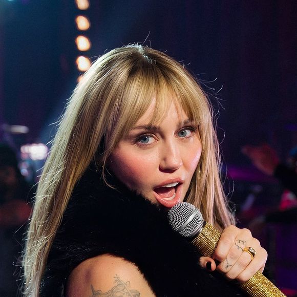 Em 2026, Miley Cyrus voltou a 'vestir a peruca' (o cabelo é real!) para o especial de 20 anos da série, cantando os maiores hits da personagem e emocionando fãs ao redor do mundo