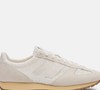 O New Balance 471 resgata a herança dos tênis de corrida dos anos 1970 em uma versão repaginada para o dia a dia, com perfil baixo e visual retrô