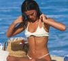 Bruna Marquezine coloca biquíni cortininha por debaixo do top