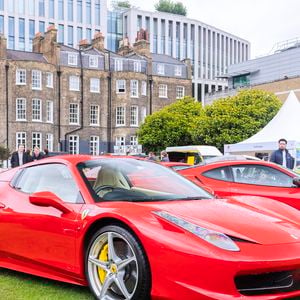 A coleção de Mbappé inclui duas Ferraris: a 488 Pista e a 458 Italia, modelos que chamam atenção entre fãs de carros esportivos
