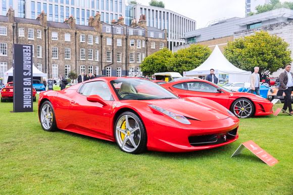 A coleção de Mbappé inclui duas Ferraris: a 488 Pista e a 458 Italia, modelos que chamam atenção entre fãs de carros esportivos