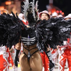 Vivi Araújo deixou bumbum durinho em evidência com fantasia poderosa no Salgueiro - Foto: Brazilnews/Agnews