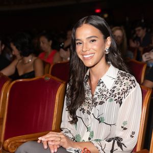 Atriz Bruna Marquezine chama atenção com estilo casual chic na exibição de "Vitória", novo filme de Fernanda Montenegro