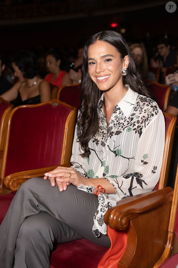 Atriz Bruna Marquezine chama atenção com estilo casual chic na exibição de "Vitória", novo filme de Fernanda Montenegro