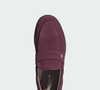Inspirado em um modelo criado para as quadras de futsal em 1979, o Adidas Loafer Handball Spezial ganhou uma releitura sofisticada para as ruas. Com acabamento premium e visual retrô, o tênis vem chamando a atenção das apaixonadas por moda atemporal
