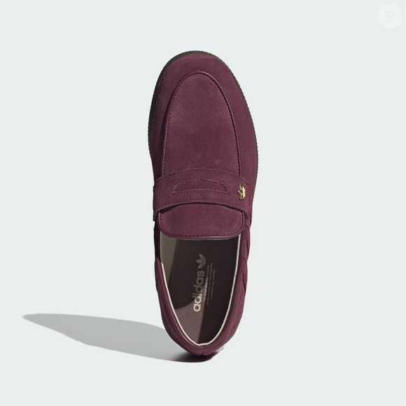 Inspirado em um modelo criado para as quadras de futsal em 1979, o Adidas Loafer Handball Spezial ganhou uma releitura sofisticada para as ruas. Com acabamento premium e visual retrô, o tênis vem chamando a atenção das apaixonadas por moda atemporal