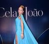 Cela Lopes celebra 25 anos com vestido azul de gala, capa longa e joias luxuosas em festa no Rosewood São Paulo