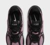 O Nike V5 Runner Feminino combina estilo e conforto em um único modelo. O cabedal em mesh, combinado com camadas de material sintético, foi desenvolvido para favorecer a respirabilidade e a durabilidade do tênis