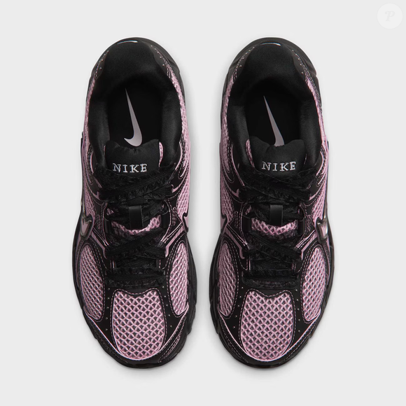 O Nike V5 Runner Feminino combina estilo e conforto em um único modelo. O cabedal em mesh, combinado com camadas de material sintético, foi desenvolvido para favorecer a respirabilidade e a durabilidade do tênis