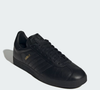 O segredo do sucesso deles em nossos looks? Encontrar um par totalmente preto e super estiloso, como este Adidas Gazelle em preto intenso, um dos favoritos entre as mulheres clássicas e elegantes, um complemento perfeito para seus looks de trabalho .