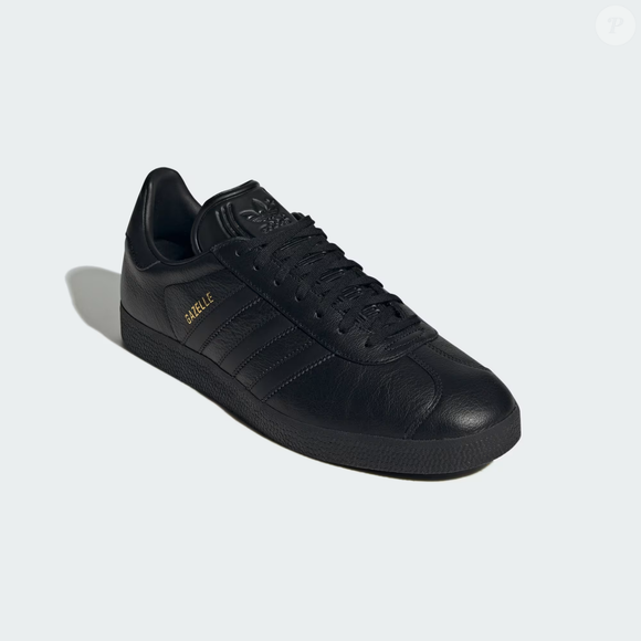 O segredo do sucesso deles em nossos looks? Encontrar um par totalmente preto e super estiloso, como este Adidas Gazelle em preto intenso, um dos favoritos entre as mulheres clássicas e elegantes, um complemento perfeito para seus looks de trabalho .