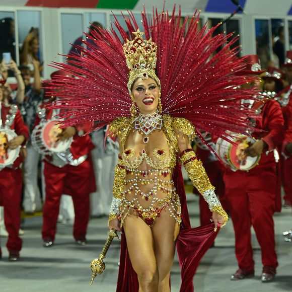 Juliana Paes ostentou o corpão em fantasia de Carnaval