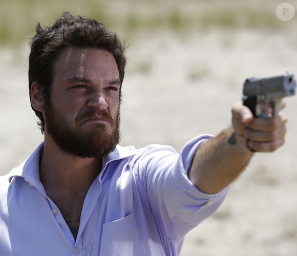 Último capítulo de 'Além do Tempo' tem Pedro (Emilio Dantas) apontando uma arma para Lívia (Alinne Moraes) e Felipe (Rafael Cardoso)