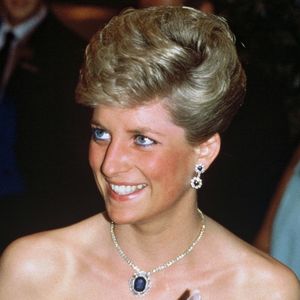 Se depender dessa releitura cheia de charme, o brilho dos anos 80 e 90 vai continuar iluminando os looks das mulheres elegantes em 2026