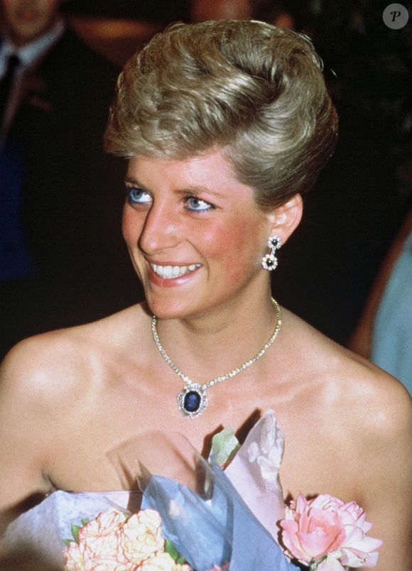 Se depender dessa releitura cheia de charme, o brilho dos anos 80 e 90 vai continuar iluminando os looks das mulheres elegantes em 2026