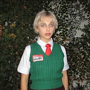 Emma Chamberlain é adepta da estética 'Tired Girl MakeUp'