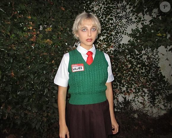 Emma Chamberlain é adepta da estética 'Tired Girl MakeUp'