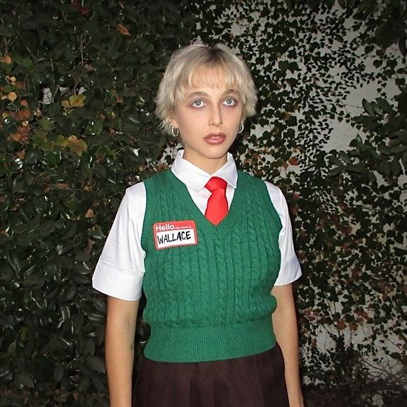 Emma Chamberlain é adepta da estética 'Tired Girl MakeUp'