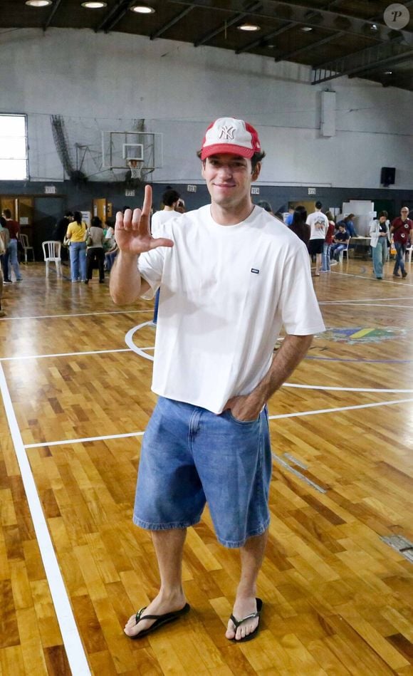 Pietro Antonelli, o Felipe de 'Quem Ama Cuida', também vota; ator faz o 'L' em colégio eleitoral