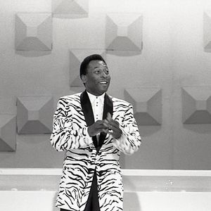 Pelé se irritou com Sylvester Stallone: 'Aí ele se irritou e disse: 'Fique no gol. Vou colocar a bola exatamente ali. Mas você nem vai vê-la. Não vai tocar nela'. Ele bateu o pênalti. Ergui a mão, a bola quebrou o meu dedo, continuou em frente e abriu um buraco na rede'