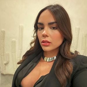 De acordo com documentos apresentados pela defesa de Maytê Carvalho, a ação busca apurar supostas similaridades entre conteúdos autorais da escritora e o curso “Comunicação com Gabriela Prioli”, lançado em 2025