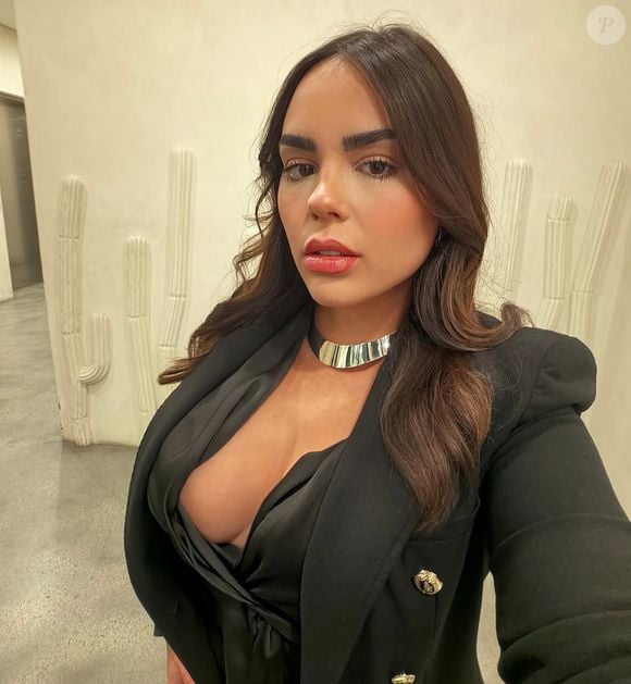 De acordo com documentos apresentados pela defesa de Maytê Carvalho, a ação busca apurar supostas similaridades entre conteúdos autorais da escritora e o curso “Comunicação com Gabriela Prioli”, lançado em 2025