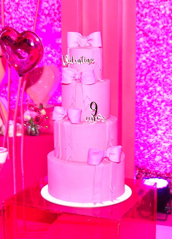 O bolo escolhido por Deolane Bezerra para o aniversário de Valentina seguiu a estética da decoração exclusiva