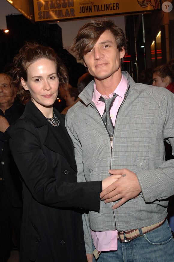 Atriz Amy Polson e o ator Pedro Pascal curtem teatro em Nova York.