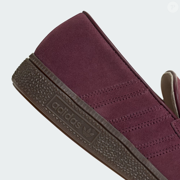 Com forro de couro, acabamento premium e as tradicionais Três Listras serrilhadas, o Adidas Loafer Handball Spezial prova que os tênis inspirados em loafers deixaram de ser apenas uma tendência passageira para se tornar um verdadeiro investimento de estilo