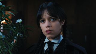 A segunda temporada de 'Wandinha' acaba de sofrer uma decepção: série com Jenna Ortega não é mais a número 1 na Netflix em todo o mundo