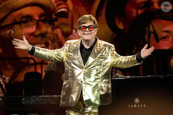 Elton John retorna aos palcos brasileiros para uma apresentação no Rock in Rio, marcando um novo encontro do cantor britânico com o público do país após a pausa nas grandes turnês