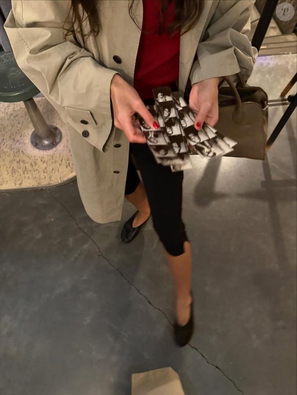 Outra opção queridinha de Bruna segue a mesma linha do luxo silencioso que domina o mercado internacional: a sapatilha Stella de couro da The Row, disponível por cerca de R$ 13.600 no e-commerce Farfetch.